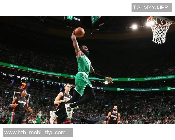 杰伦布朗带领球队逆转胜利关键第三节独得15分助力取胜